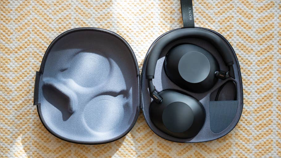 Une paire de casques Sony WH-1000XM6 dans un étui de protection.