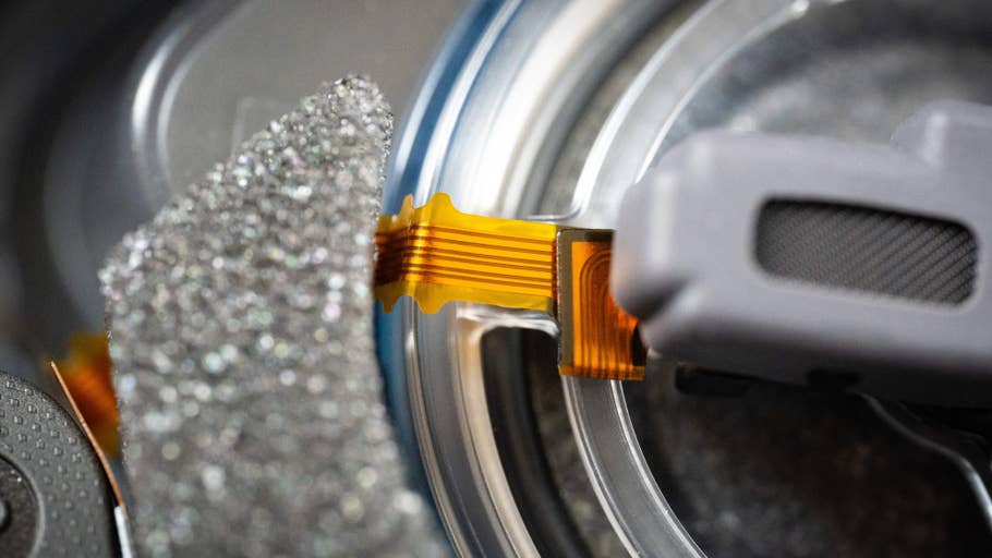 Vue rapprochée des composants électroniques du WH-1000XM6 de Sony.