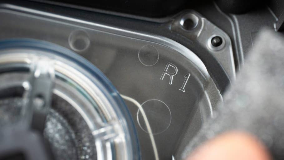 Vue rapproché de lu0027intérieur du WH-1000XM6 de Sony, montrant les désignations gravées et composants.