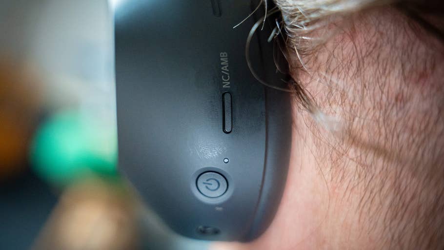 Vue rapprochée du WH-1000XM6 de Sony, montrant les boutons de commande sur le côté.