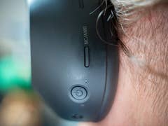Gros plan d'un casque Sony WH-1000XM6 montrant les boutons de contrôle sur le côté.