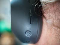 Gros plan d'un casque Sony WH-1000XM6 montrant les boutons de contrôle sur le côté.