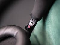 Gros plan sur les commandes et l'oreillette des écouteurs Sony WH-1000XM6.