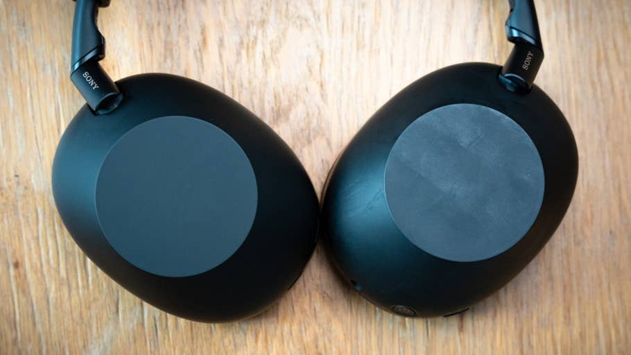 Gros plan sur les écouteurs Sony WH-1000XM6, montrant les coussinets et le bandeau par le dessus.