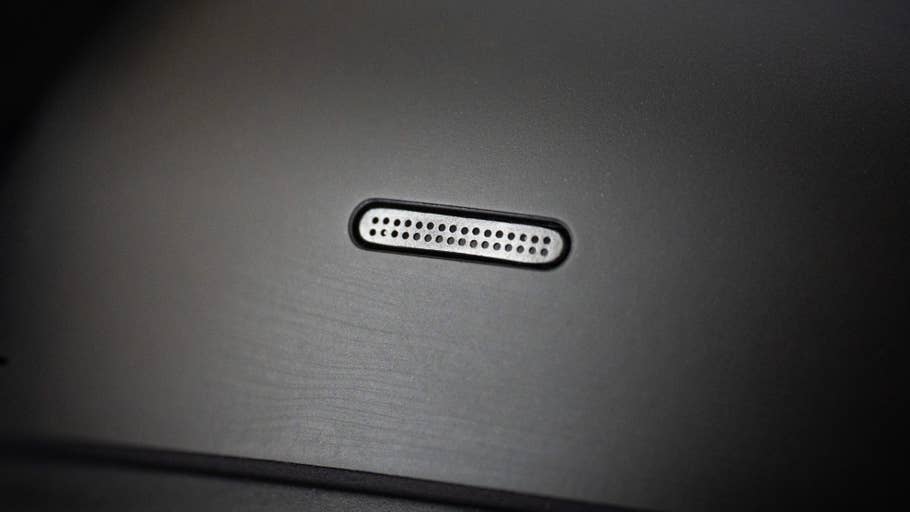 Vue rapprochée du0027une partie du WH-1000XM6 de Sony avec une surface texturée et une petite grille.