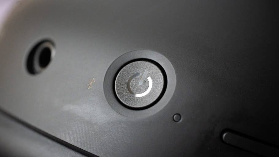 Vue rapprochée du bouton du0027alimentation du WH-1000XM6 de Sony.
