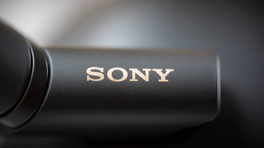 Vue rapprochée du logo Sony sur une surface noire, faisant partie du casque WH-1000XM6.