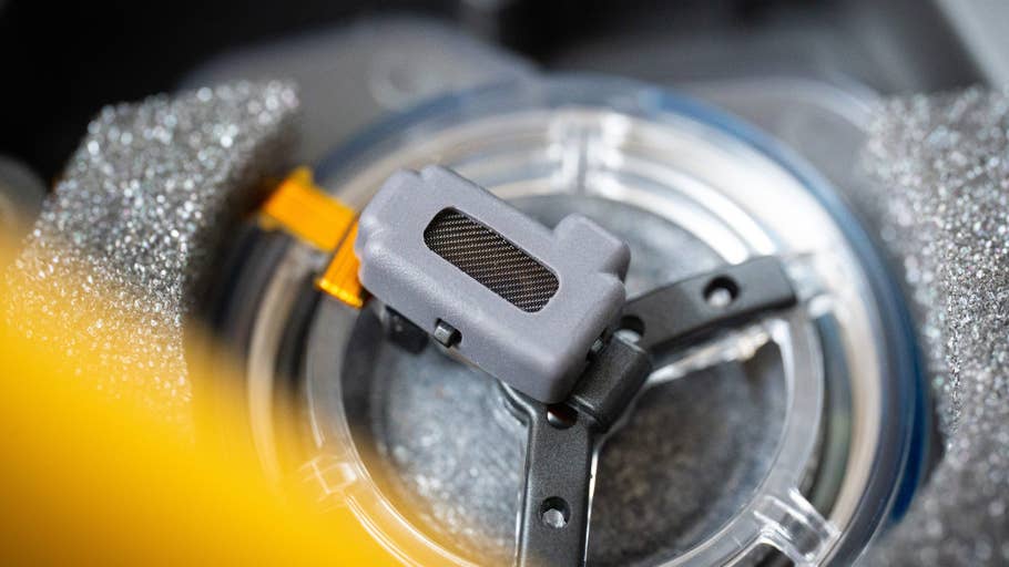 Vue rapprochée du0027une partie du WH-1000XM6 de Sony, montrant son design délicat.