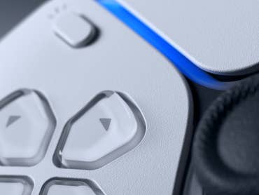 Gros plan d'une manette de jeu Sony avec des boutons et une lumière bleue lumineuse.