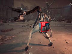 Un personnage de Stellar Blade avec de longs cheveux, portant une tenue futuriste, tenant une arme dans un environnement urbain en ruine.