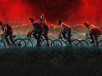 Cinq enfants faisant du vélo sur fond rouge et noir dramatique.