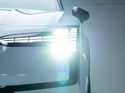 Face avant de la Volvo EX30.