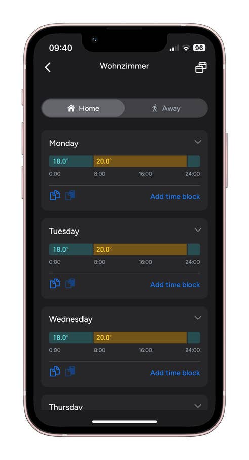 Écran de smartphone affichant un emploi du temps hebdomadaire pour les réglages de température dans un salon.