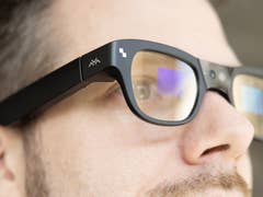 Gros plan d'une personne portant des lunettes intelligentes TCL RayNeo X3 Pro.