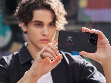 Asus ROG Phone 9 dans la main d'un garçon.