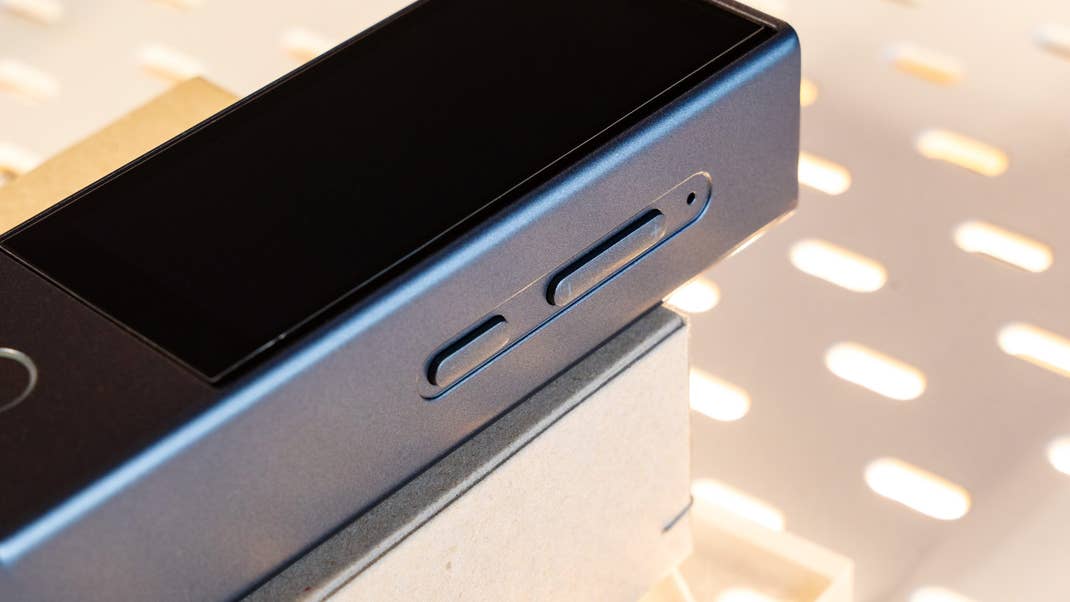 La tranche droite du Timekettle X1 avec ses boutons de volume et d