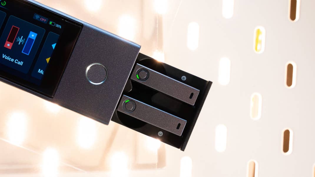 Le Timekettle X1 vu du dessus avec son compartiment pour ranger les écouteurs sans fil à l