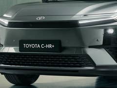 Vue avant d'une Toyota C-HR+ mettant en avant son design élégant et ses phares modernes.