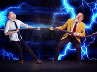 Antoine et Casi tirant un câble USB-C géant dans deux directions opposées