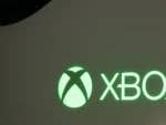 Gros plan d'un logo Xbox vert illuminé sur une console.