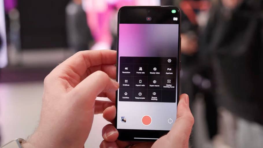 Une main tenant un smartphone affichant les paramètres de caméra pour lu0027enregistrement vidéo.