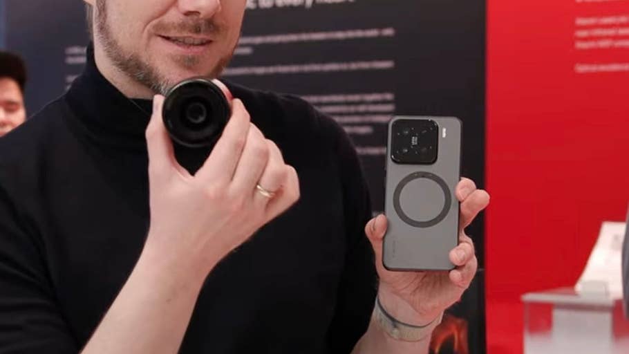 Une personne tient un téléphone concept Xiaomi 15 et un objectif du0027appareil photo lors du0027un événement.