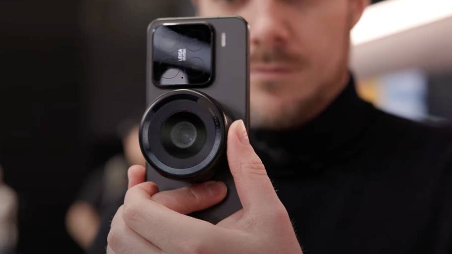 Une personne tenant un smartphone concept Xiaomi 15 avec un objectif de caméra proéminent.