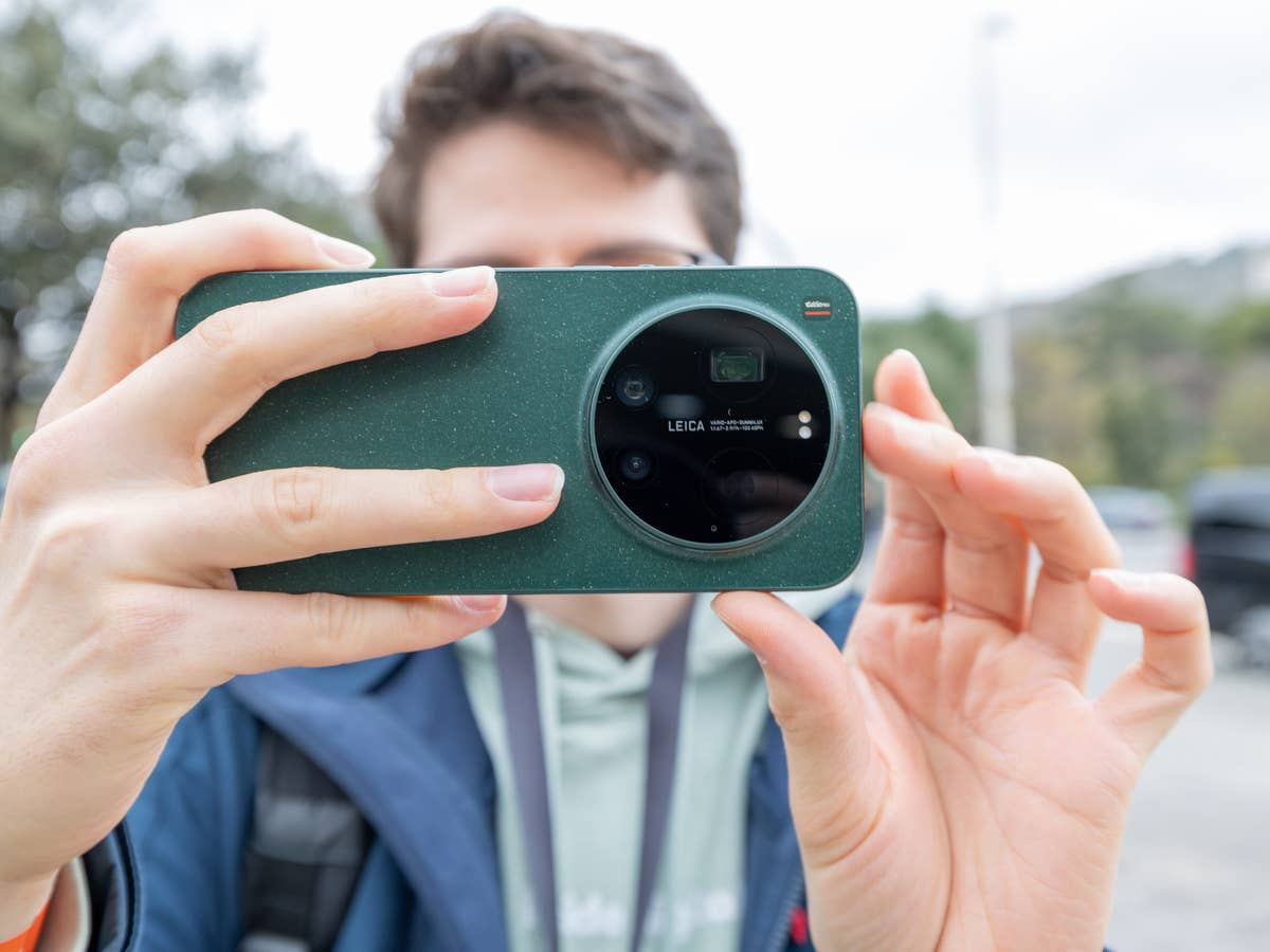 Xiaomi 17 Ultra Xiaomi 17 Ultra en train de prendre des photos