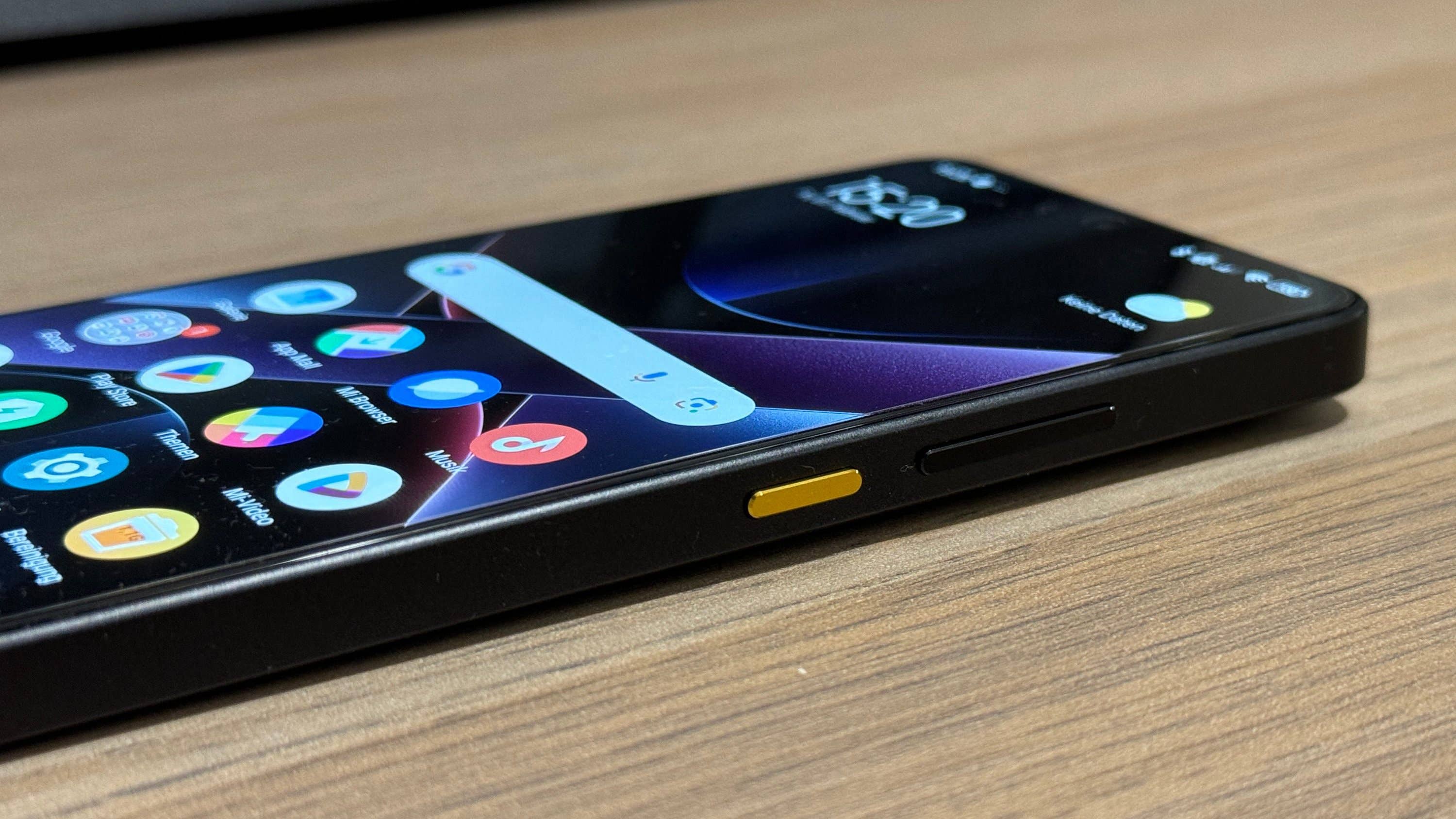 Un smartphone Poco X7 Pro posé sur une surface en bois, affichant diverses icônes d