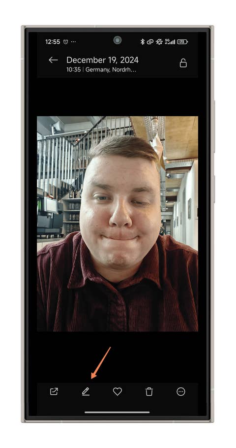 Une personne prenant un selfie, avec une interface mobile montrant des options du0027édition en bas.