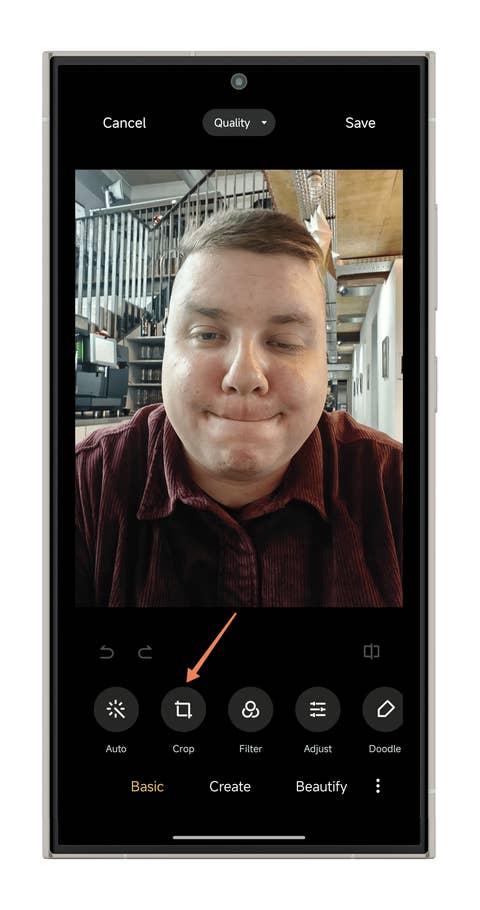 Un écran de mobile montrant un selfie avec des options de recadrage mises en avant dans une interface de montage.