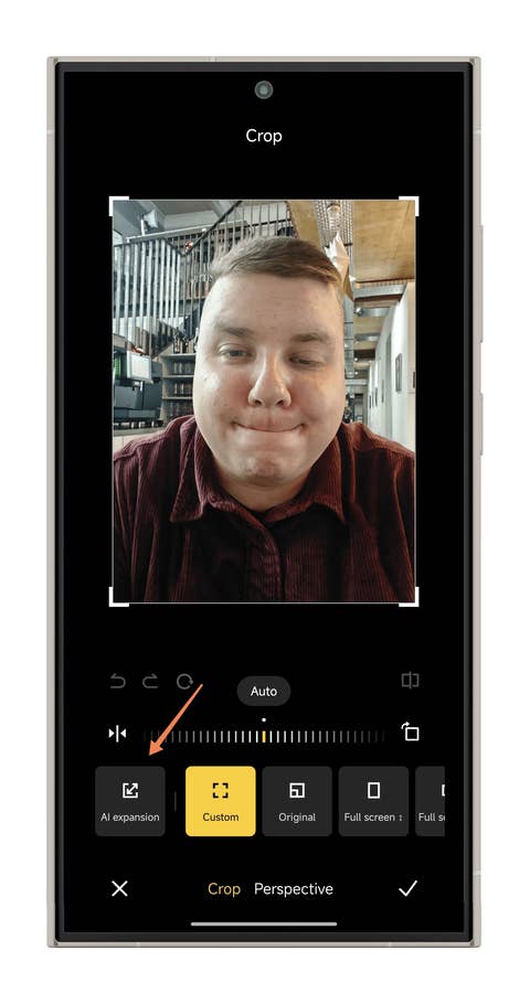 Un écran de smartphone affichant un outil de recadrage avec u0027AI expansionu0027 en surbrillance.