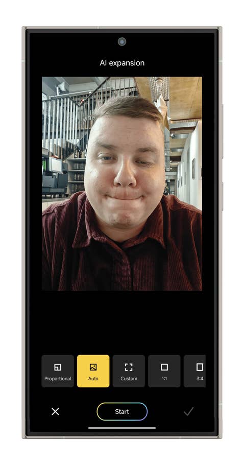 Une personne utilisant un smartphone avec une interface du0027expansion IA dans un café.