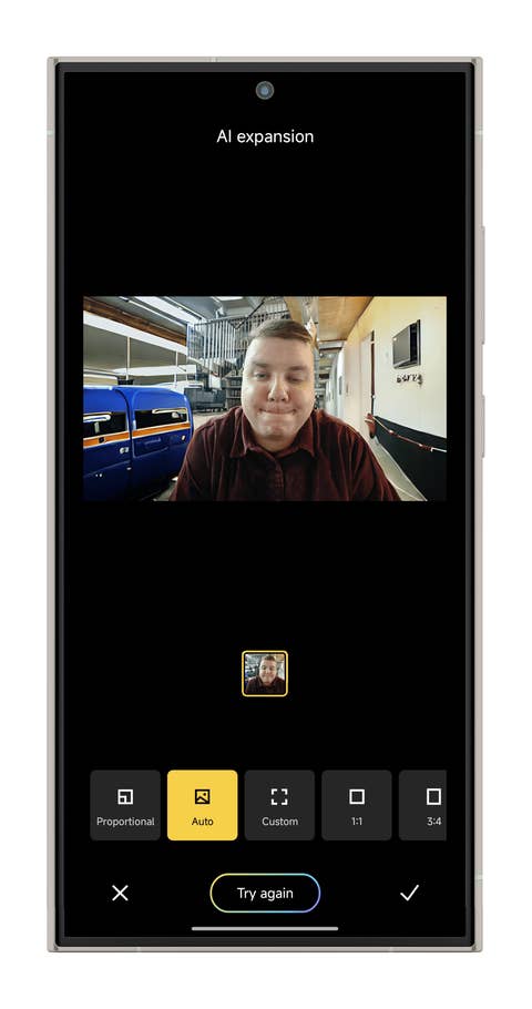 Un écran de smartphone affichant un tutoriel sur lu0027expansion de lu0027IA avec une interface utilisateur et lu0027image du0027une personne.