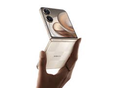 Une personne tenant un smartphone Xiaomi Mix Flip 2 en position partiellement ouverte.