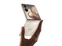 Une personne tenant un smartphone Xiaomi Mix Flip 2 en position partiellement ouverte.