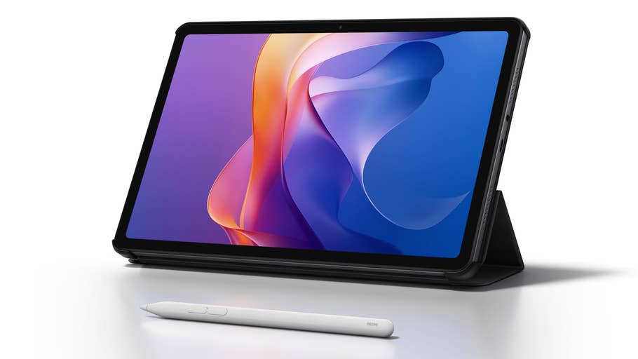 Tablette Xiaomi Redmi Pad 2 affichée sur un support avec un stylet à côté.