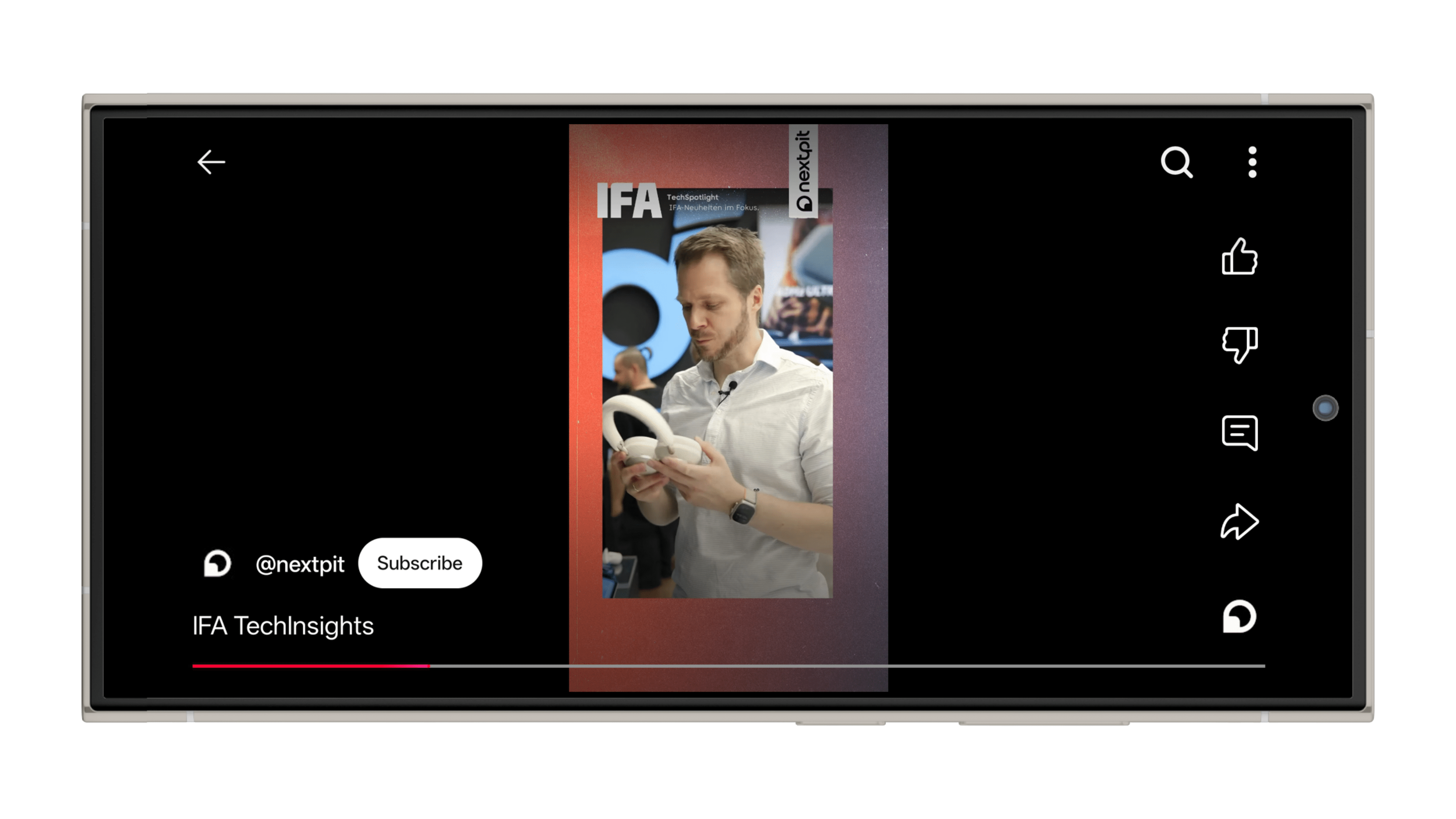 Un smartphone affichant une vidéo YouTube Shorts intitulée 'IFA TechInsights' avec un homme tenant des écouteurs.